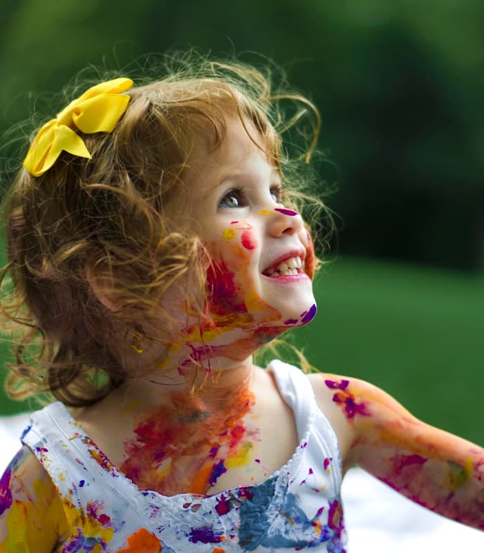 Criança feliz aprendendo